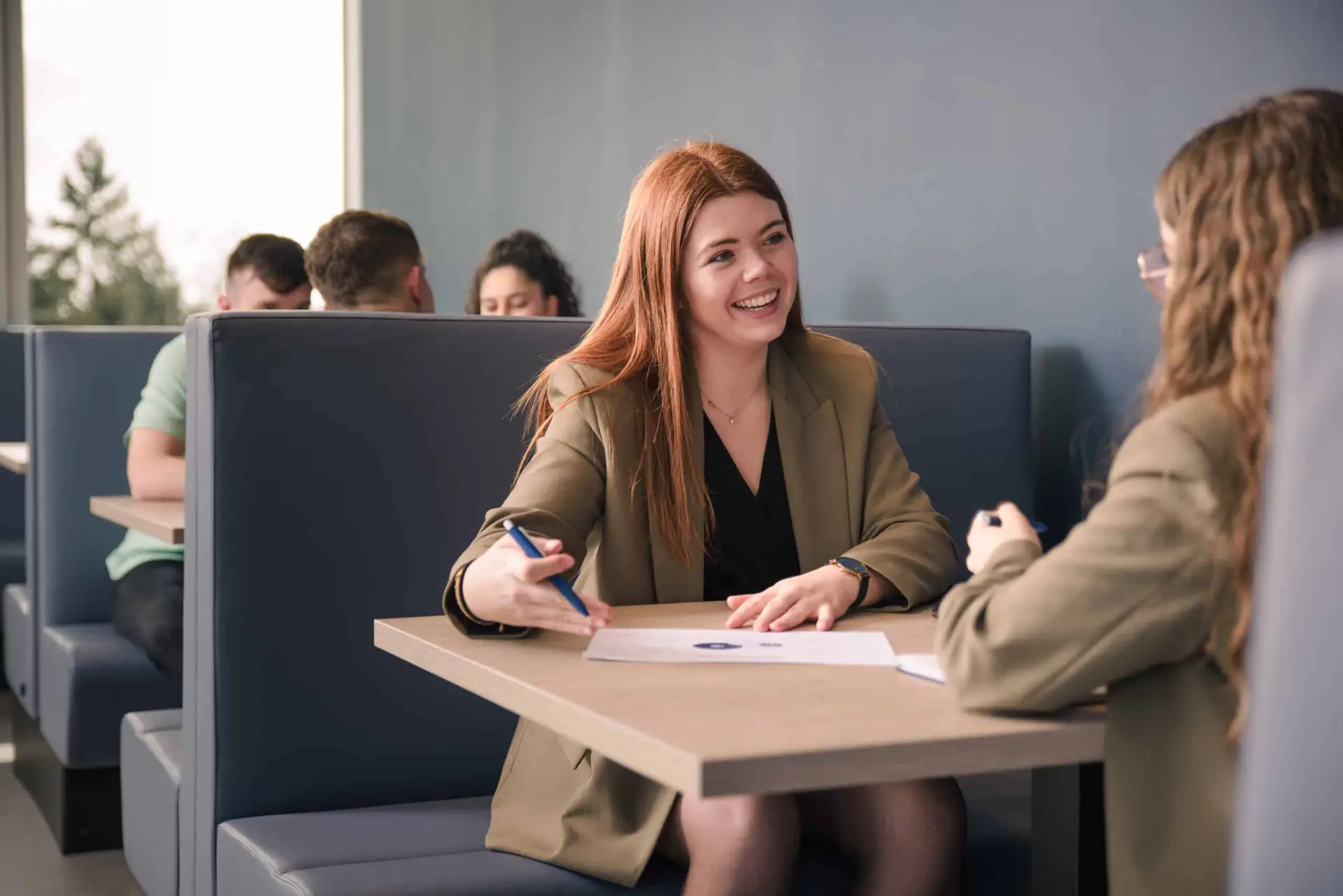 VIGNETTE – BTS ASSURANCE Photo de deux étudiantes assises et travaillant ensemble face à face