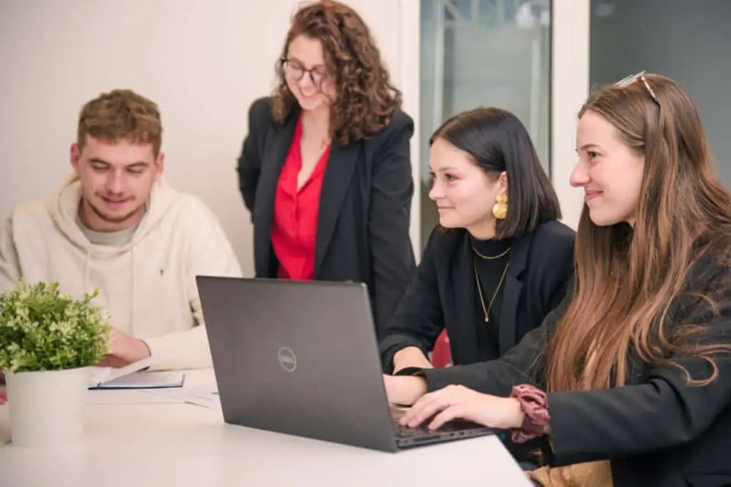 VIGNETTE – BTS GPME Photo de quatre étudiants travaillant ensemble autour d'une table