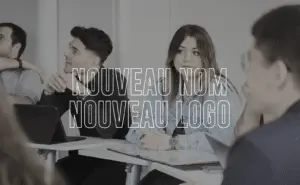 Commerciaux en salle de formation avec message "Nouveau nom / Nouveau Logo" inscrit sur l'image