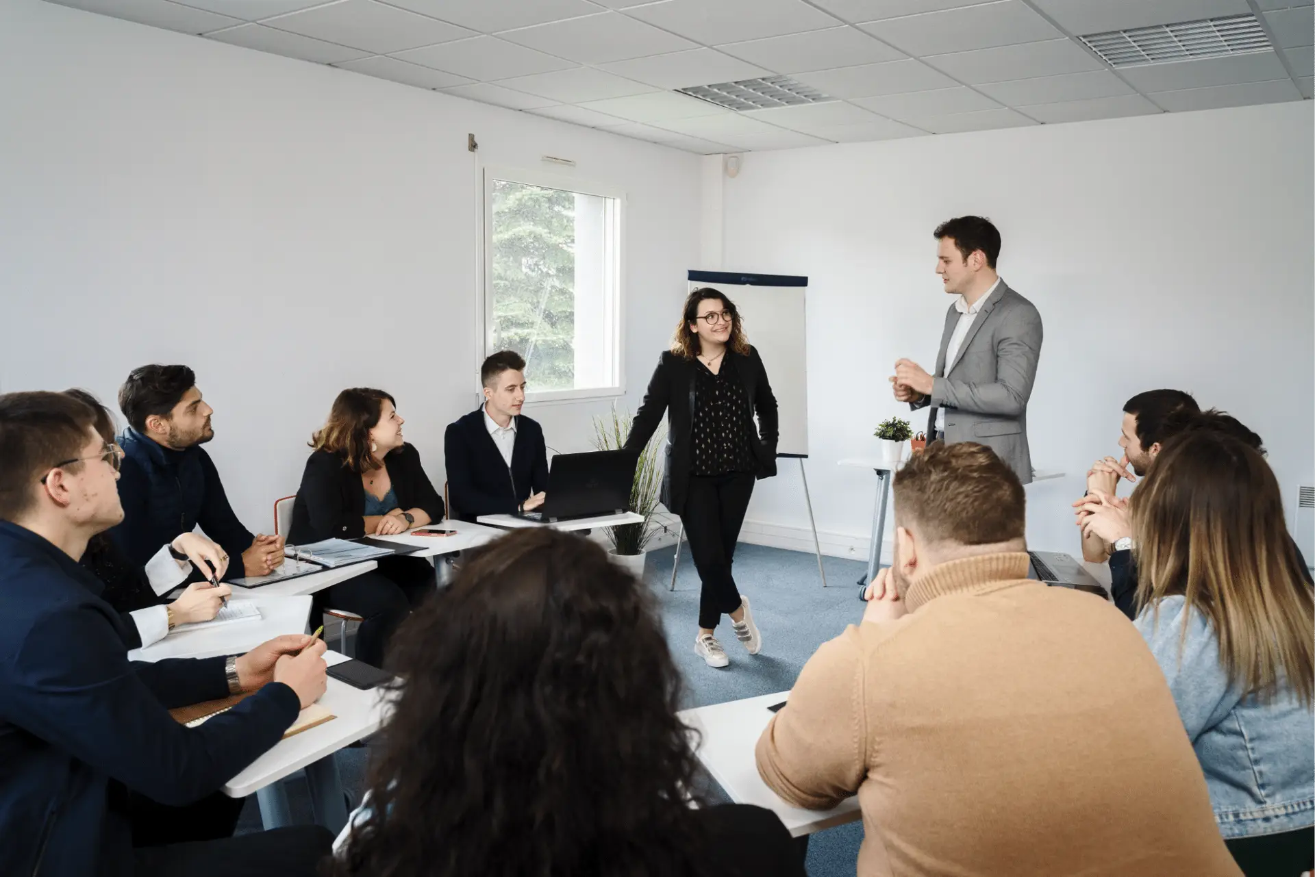 Photo d'un formateur faisant son cours devant une classe