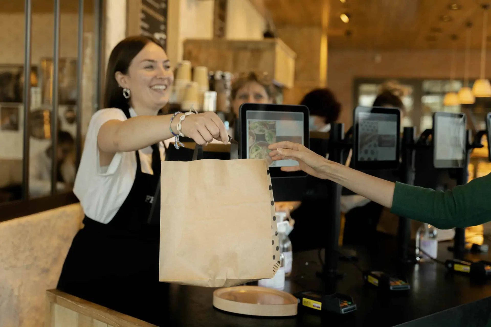 décrocher une alternance une jeune femme donne un sac à une cliente