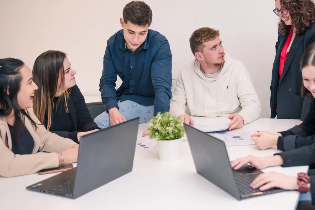 VIGNETTE – BACH CPAT Photo de six étudiants travaillant sur deux ordinateurs autour d'une table