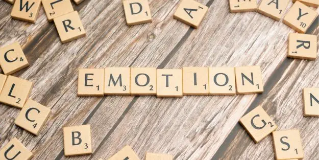 pieces de scrabble formant le mot émotion
