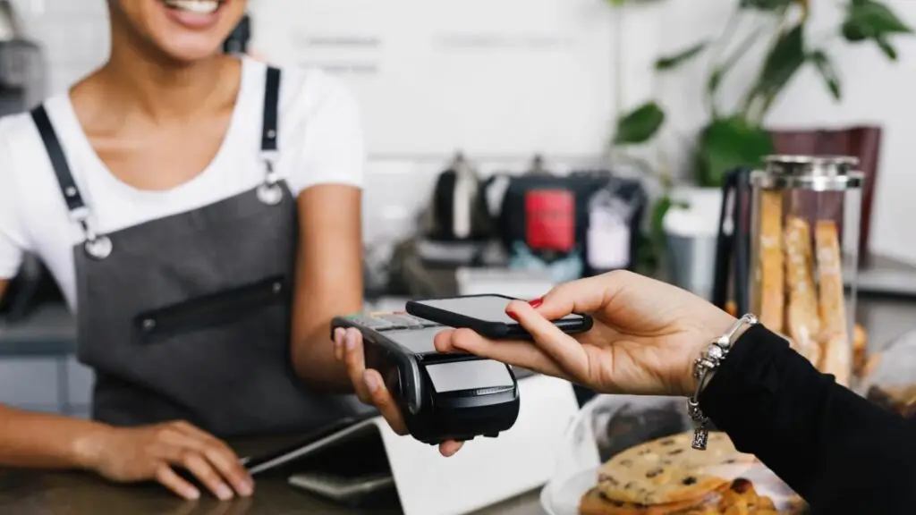 Employé commercial fait payer en caisse